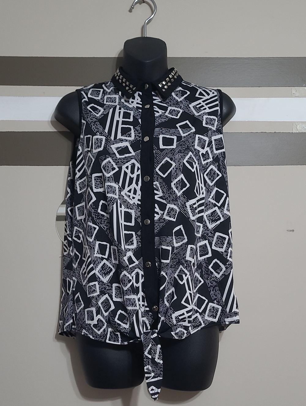 NY Collecton Slvless Black & White Geometric Button-Up Tie-Front Blouse Sz Med